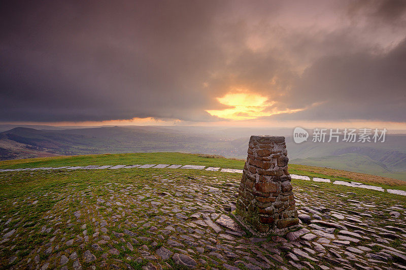 日出时的大山脊小径，Mam Tor, Peak District National Park，英格兰，英国